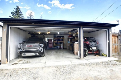411 9 Street Ne, Calgary, AB - Outdoor