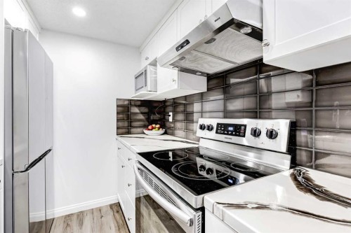 38-1055 72 Avenue Nw, Calgary, AB - Indoor Photo Showing Kitchen