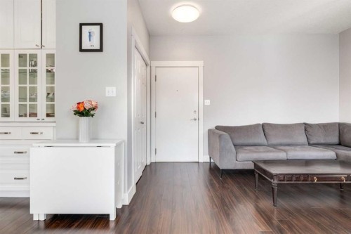 201-3501 15 Street Sw, Calgary, AB - Indoor Photo Showing Living Room
