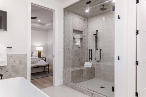 727 53Rd Avenue Sw, Calgary, AB - Indoor Photo Showing Bathroom