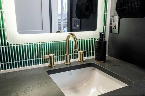 727 53Rd Avenue Sw, Calgary, AB - Indoor Photo Showing Bathroom