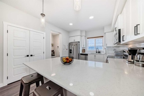 231 Legacy Glen Way Se, Calgary, AB - Indoor Photo Showing Kitchen With Upgraded Kitchen