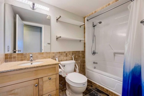 404-1334 12 Avenue Sw, Calgary, AB - Indoor Photo Showing Bathroom