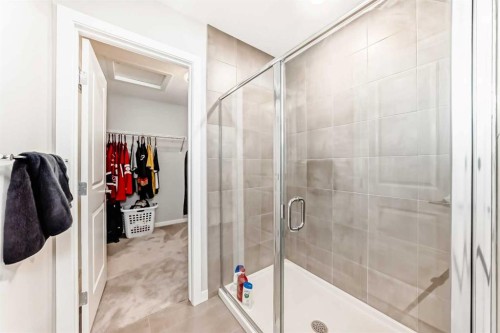 151 Sundown Way, Cochrane, AB - Indoor Photo Showing Bathroom