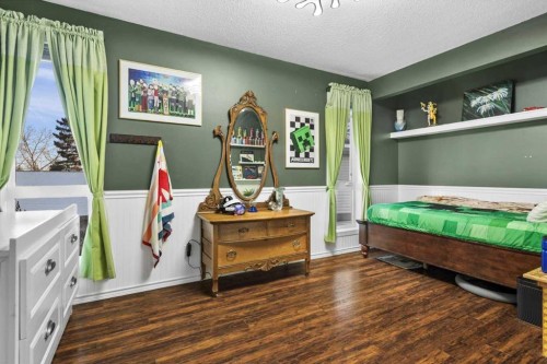 107 Woodford Crescent Sw, Calgary, AB - Indoor Photo Showing Bedroom