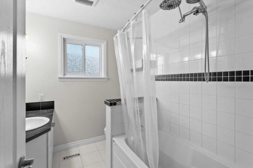 107 Woodford Crescent Sw, Calgary, AB - Indoor Photo Showing Bathroom