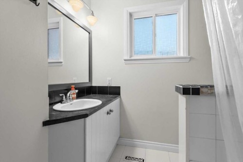 107 Woodford Crescent Sw, Calgary, AB - Indoor Photo Showing Bathroom