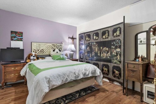 107 Woodford Crescent Sw, Calgary, AB - Indoor Photo Showing Bedroom