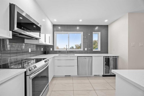 827 Canaveral Crescent Sw, Calgary, AB - Indoor Photo Showing Kitchen With Upgraded Kitchen
