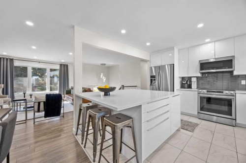 827 Canaveral Crescent Sw, Calgary, AB - Indoor Photo Showing Kitchen With Stainless Steel Kitchen With Upgraded Kitchen