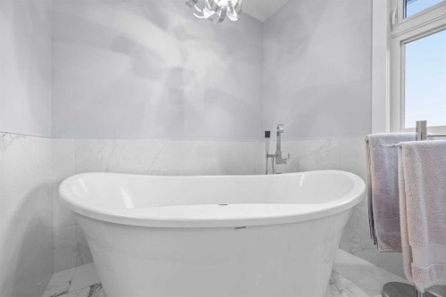 827 Canaveral Crescent Sw, Calgary, AB - Indoor Photo Showing Bathroom