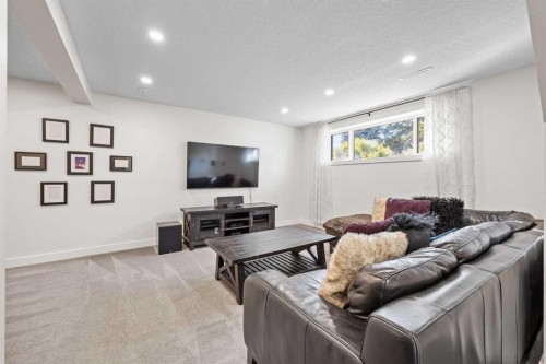 827 Canaveral Crescent Sw, Calgary, AB - Indoor Photo Showing Living Room