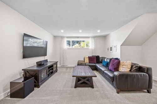 827 Canaveral Crescent Sw, Calgary, AB - Indoor Photo Showing Living Room