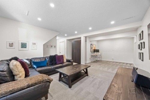 827 Canaveral Crescent Sw, Calgary, AB - Indoor Photo Showing Living Room