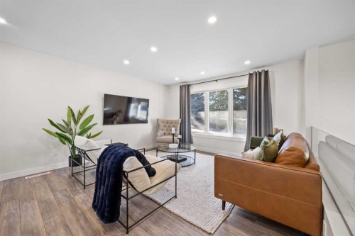 827 Canaveral Crescent Sw, Calgary, AB - Indoor Photo Showing Living Room