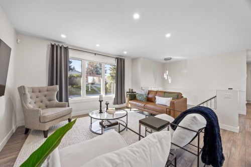 827 Canaveral Crescent Sw, Calgary, AB - Indoor Photo Showing Living Room