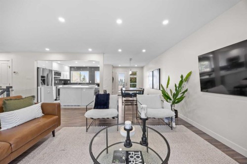 827 Canaveral Crescent Sw, Calgary, AB - Indoor Photo Showing Living Room