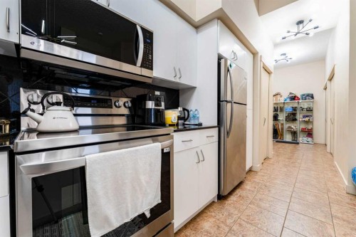 109-8710 Horton Road Sw, Calgary, AB - Indoor Photo Showing Kitchen