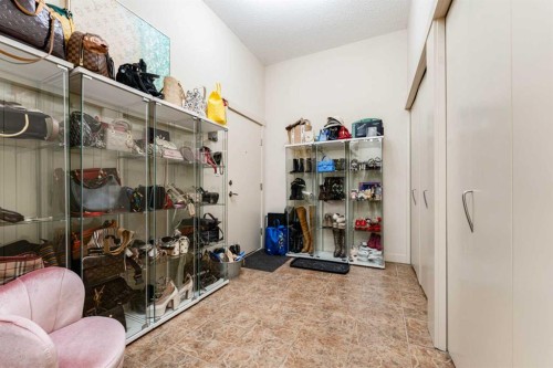 109-8710 Horton Road Sw, Calgary, AB - Indoor Photo Showing Other Room