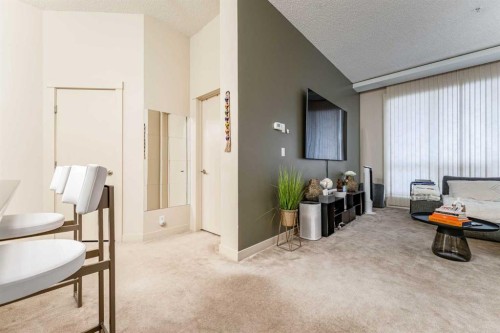 109-8710 Horton Road Sw, Calgary, AB - Indoor Photo Showing Other Room