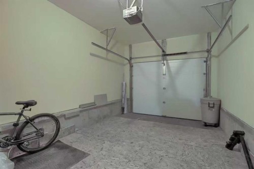156 Royal Manor Nw, Calgary, AB - Indoor Photo Showing Garage