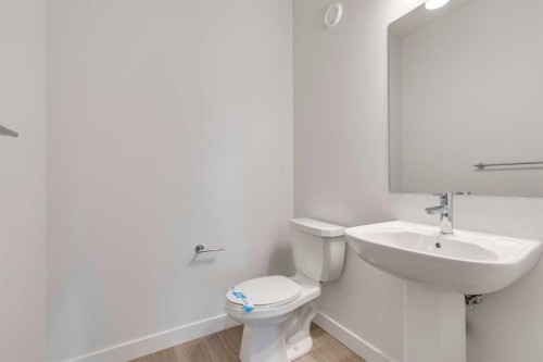 450-65 Belvedere Point Se, Calgary, AB - Indoor Photo Showing Bathroom