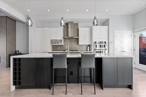 2419 22 Street Nw, Calgary, AB - Indoor Photo Showing Kitchen With Upgraded Kitchen