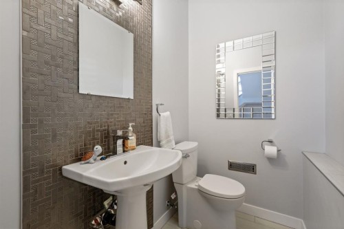2419 22 Street Nw, Calgary, AB - Indoor Photo Showing Bathroom