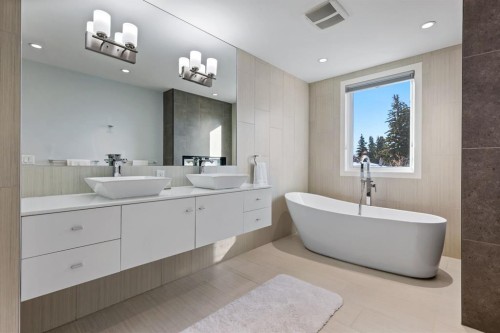 2419 22 Street Nw, Calgary, AB - Indoor Photo Showing Bathroom