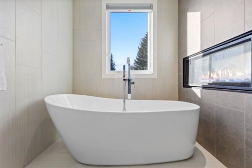 2419 22 Street Nw, Calgary, AB - Indoor Photo Showing Bathroom