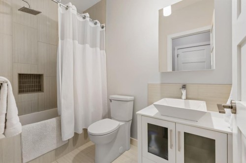 2419 22 Street Nw, Calgary, AB - Indoor Photo Showing Bathroom
