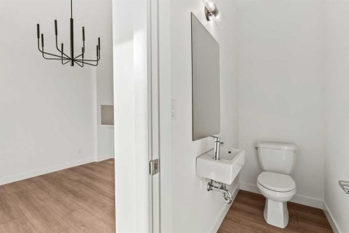 2515 Sovereign Crescent Sw, Calgary, AB - Indoor Photo Showing Bathroom