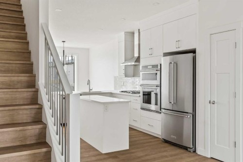 2515 Sovereign Crescent Sw, Calgary, AB - Indoor Photo Showing Kitchen