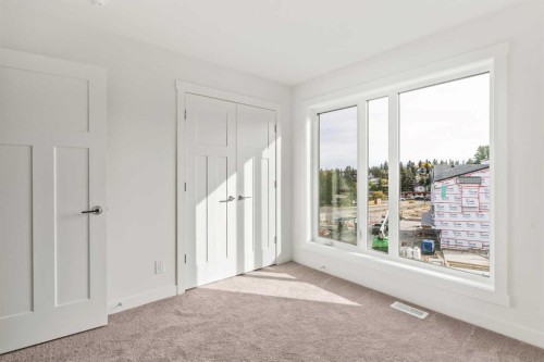 2515 Sovereign Crescent Sw, Calgary, AB - Indoor Photo Showing Other Room