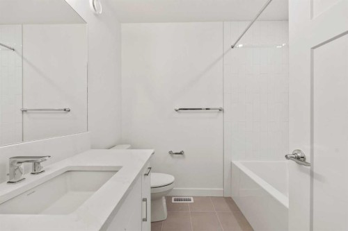 2515 Sovereign Crescent Sw, Calgary, AB - Indoor Photo Showing Bathroom