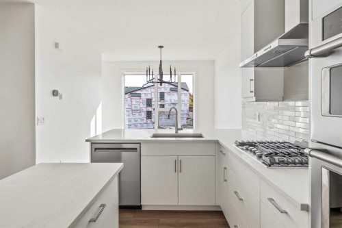 2515 Sovereign Crescent Sw, Calgary, AB - Indoor Photo Showing Kitchen With Upgraded Kitchen