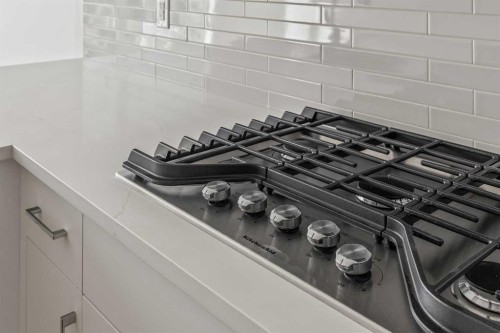 2515 Sovereign Crescent Sw, Calgary, AB - Indoor Photo Showing Kitchen