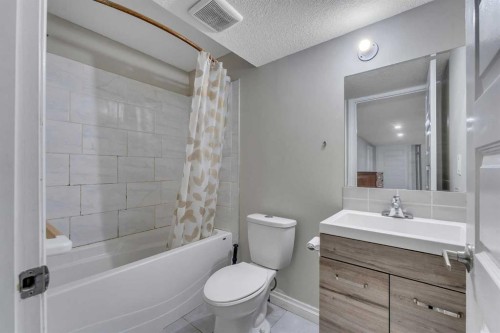 26 Corner Meadows Common Ne, Calgary, AB - Indoor Photo Showing Bathroom