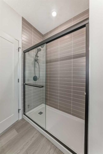 5406 6 Street Sw, Calgary, AB - Indoor Photo Showing Bathroom