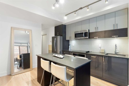 303-550 Riverfront Avenue Se, Calgary, AB - Indoor Photo Showing Kitchen With Upgraded Kitchen
