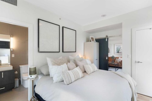 303-550 Riverfront Avenue Se, Calgary, AB - Indoor Photo Showing Bedroom