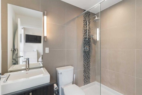 303-550 Riverfront Avenue Se, Calgary, AB - Indoor Photo Showing Bathroom