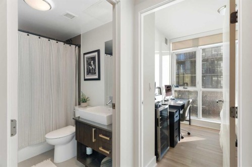 303-550 Riverfront Avenue Se, Calgary, AB - Indoor Photo Showing Bathroom