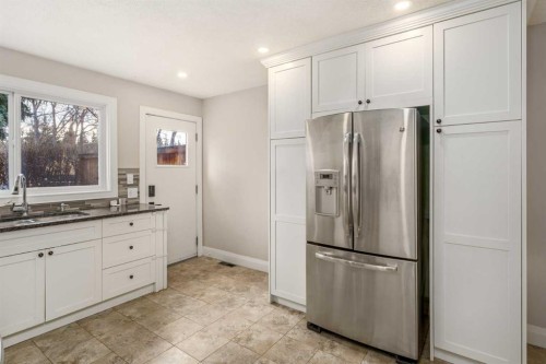 14-2815 Palliser Drive Sw, Calgary, AB - Indoor Photo Showing Kitchen