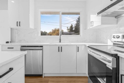 631 58 Street Se, Calgary, AB - Indoor Photo Showing Kitchen With Upgraded Kitchen