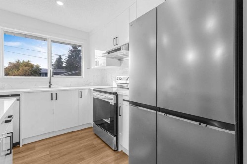 631 58 Street Se, Calgary, AB - Indoor Photo Showing Kitchen