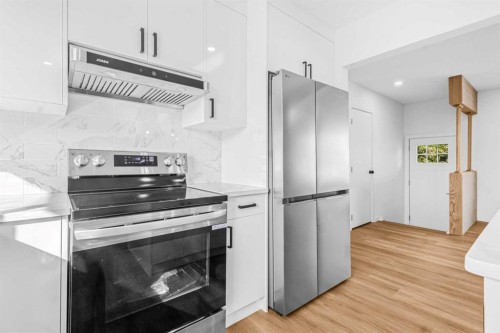 631 58 Street Se, Calgary, AB - Indoor Photo Showing Kitchen
