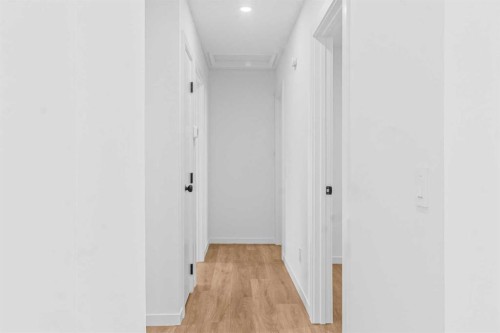 631 58 Street Se, Calgary, AB - Indoor Photo Showing Other Room