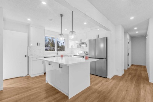 631 58 Street Se, Calgary, AB - Indoor Photo Showing Kitchen With Upgraded Kitchen