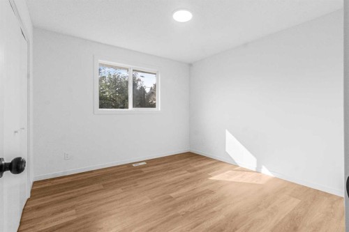 631 58 Street Se, Calgary, AB - Indoor Photo Showing Other Room